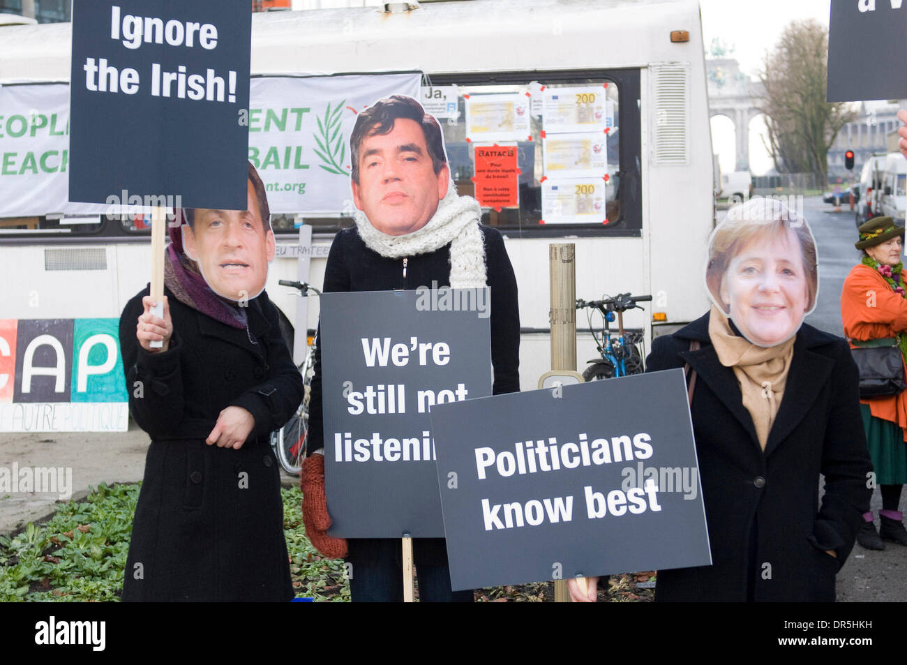 11. Dezember 2008 - Brüssel, Belgien - Demonstranten tragen Masken, die Darstellung von Nicolas Sarkozy und Angela Merkel, Gordon Brown, Brian Cowen Manuel Barroso während einer Demonstration in Brüssel am 2008-12-11. Die Gruppe, die Open Europe das Ereignis inszeniert zu protestieren, was sie glauben, sollen EU-Chefs ignorieren die Iren "Nein" und der Vertrag von Lissabon vorantreiben. (Kredit Imag Stockfoto