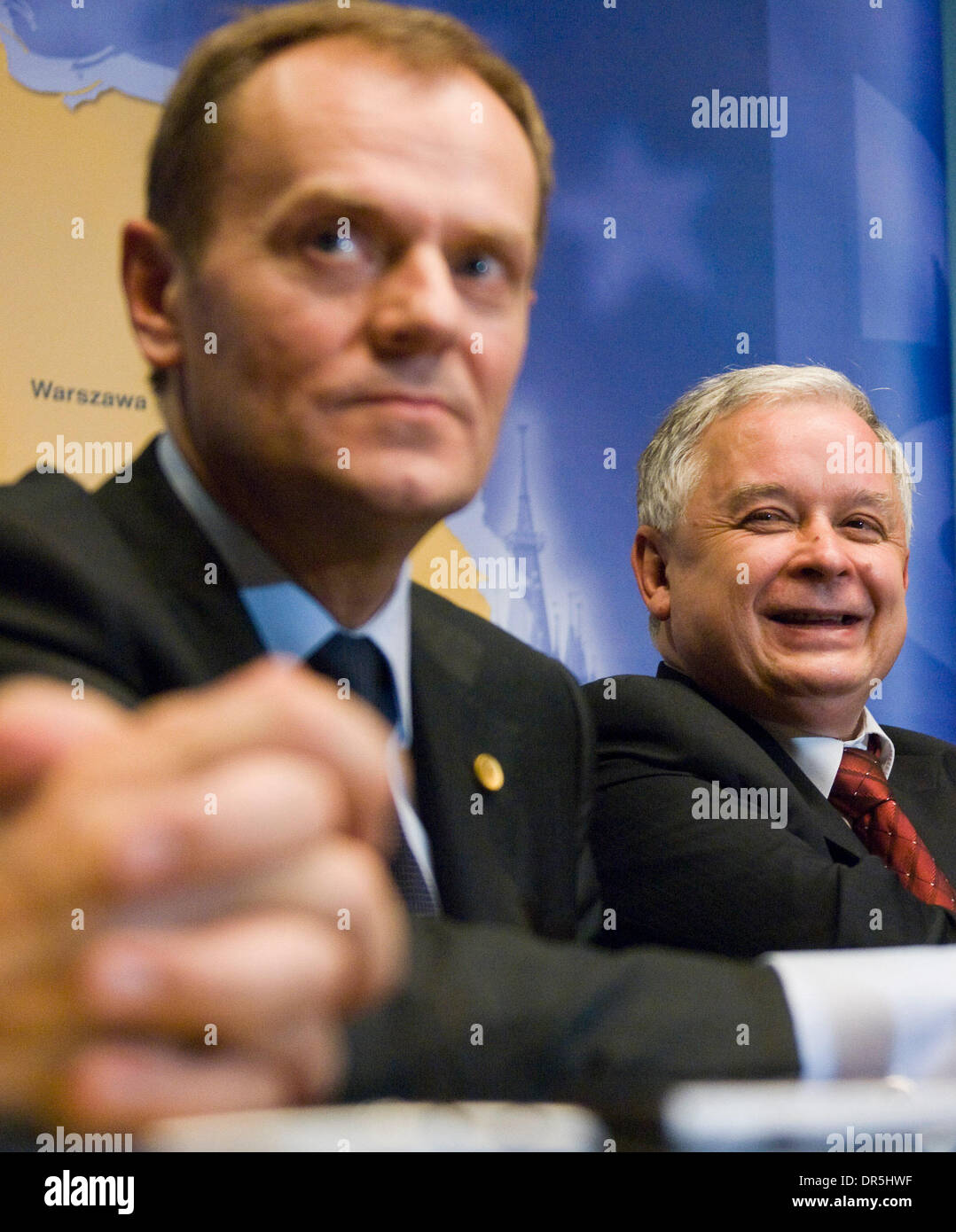 Polish President Lech Kaczynski (R) und des polnischen Ministerpräsidenten Donald Tusk abhalten Pressekonferenz, nachdem der zweite Tag des EU-Gipfels in Brüssel auf 12 / 12/2008 der EU-Gipfel als Glaubwürdigkeitstest für Europa von seiner Bereitschaft zur Bekämpfung des Klimawandels abgerechnet werden. Stockfoto