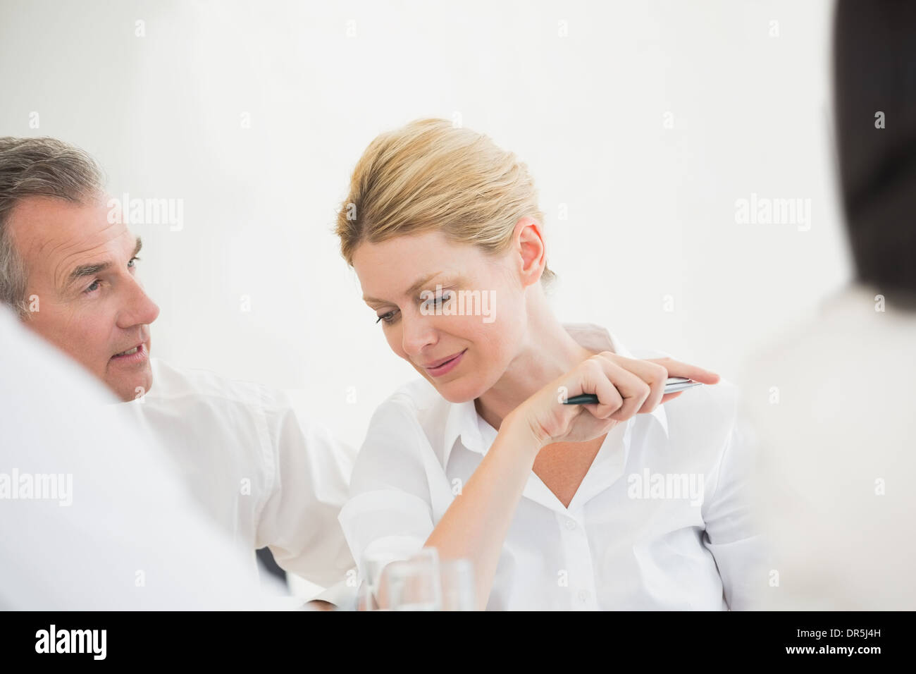 Glücklich Geschäftsfrau hören während eines Meetings Stockfoto