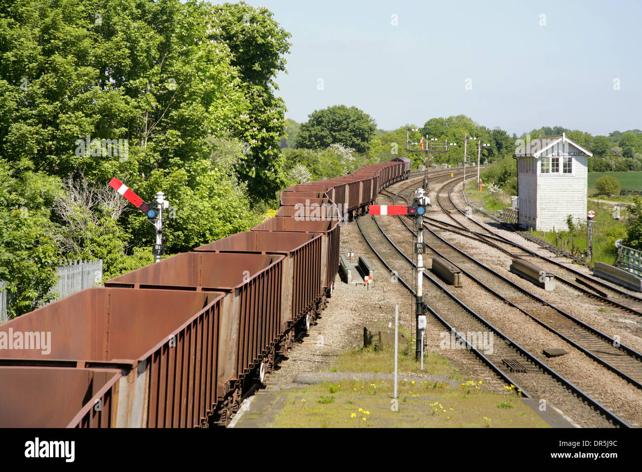 Langer Zug von leeren Wagen, Barnetby Bahnhof, North Lincolnshire. Stockfoto