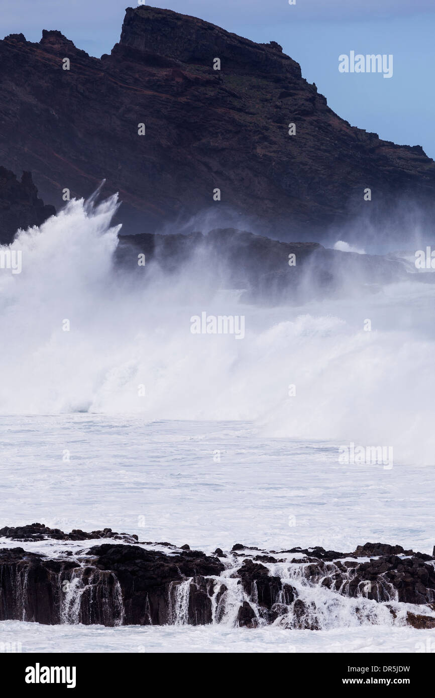 Hoher See und Wellen, die entlang der Küste bei La Fajana auf La Palma, Kanarische Inseln, Spanien Stockfoto