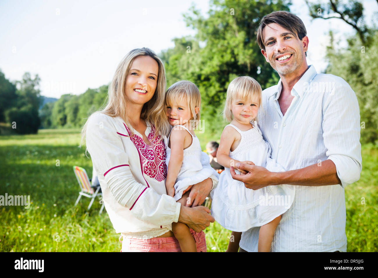 Glückliche Eltern mit zwei Töchtern im Freien, Bayern, Deutschland Stockfoto