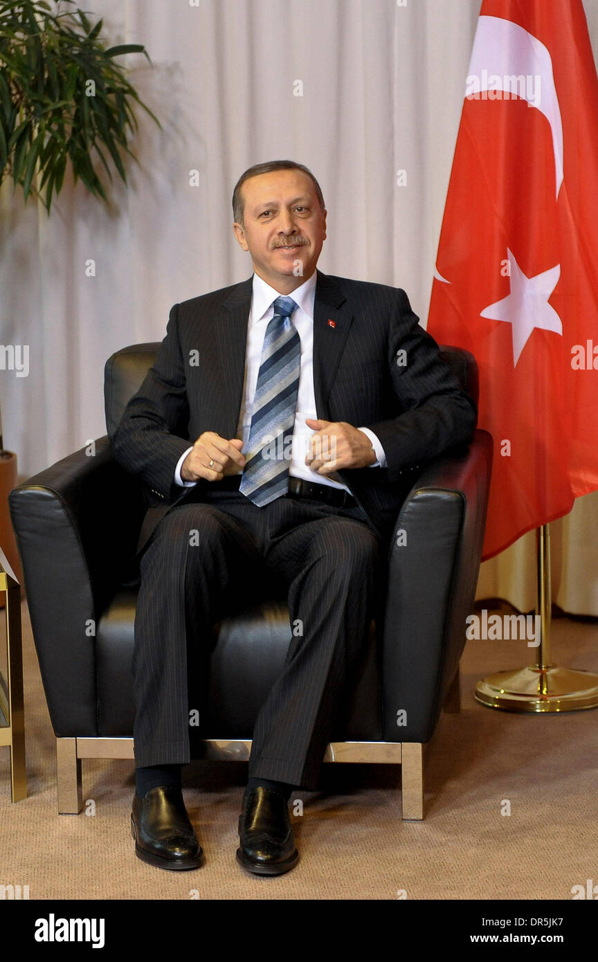 19. Januar 2009 wird vom hohen Vertreter für die gemeinsame Außen- und Sicherheitspolitik Spaniens, Solana vor einer Versammlung am Sitz der EU (Europäische Union) - Brüssel, Belgien - Ministerpräsident der Türkei RECEP TAYYIP ERDOGAN begrüßt. (Kredit-Bild: © Wiktor Dabkowski/ZUMA Press) Stockfoto 19. Januar 2009 wird vom hohen Vertreter für die gemeinsame Außen- und Sicherheitspolitik Spaniens, Solana vor einer Versammlung am Sitz der EU (Europäische Union) - Brüssel, Belgien - Ministerpräsident der Türkei RECEP TAYYIP ERDOGAN begrüßt. (Kredit-Bild: © Wiktor Dabkowski/ZUMA Press) Stockfoto