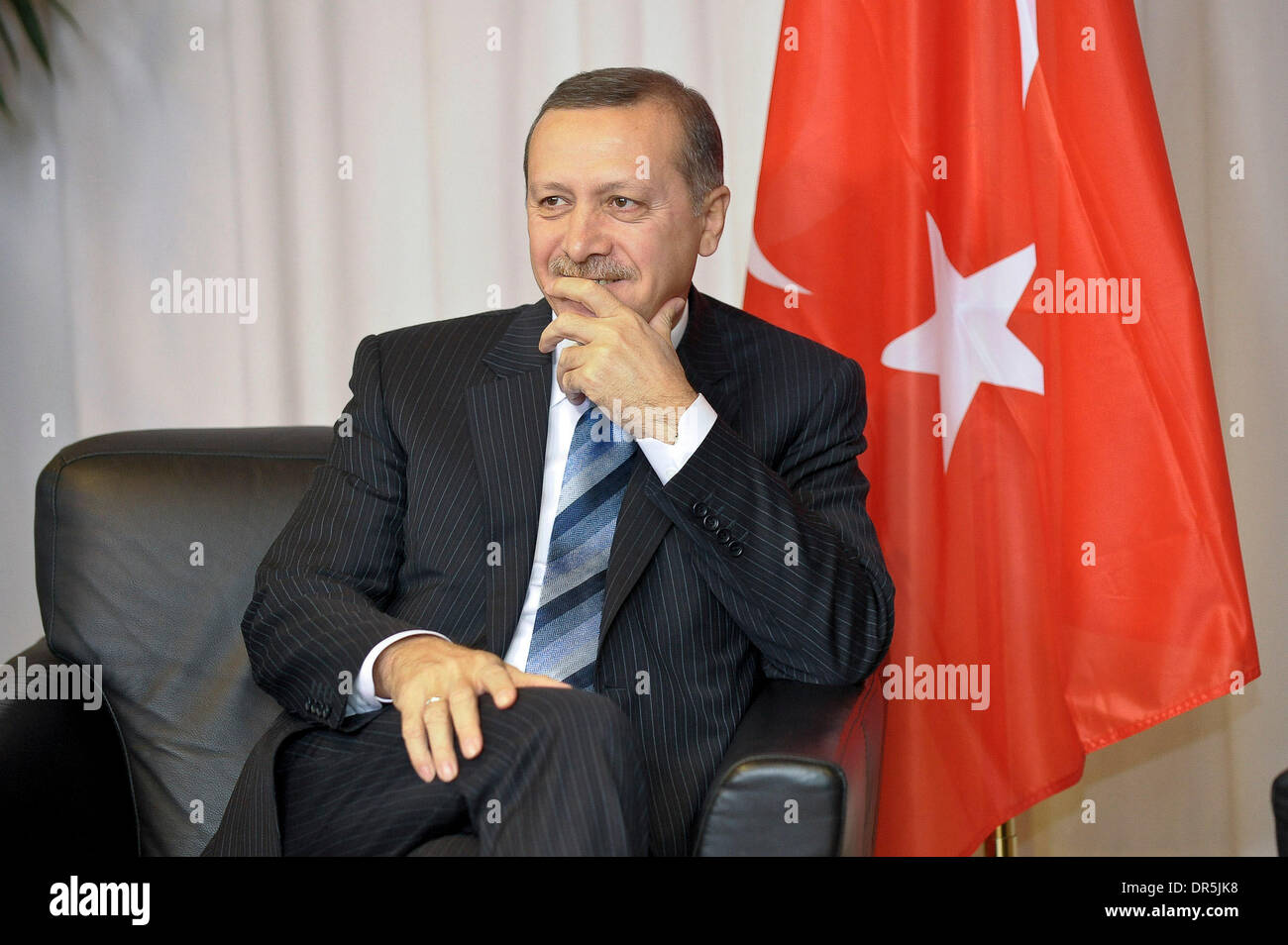 19. Januar 2009 wird vom hohen Vertreter für die gemeinsame Außen- und Sicherheitspolitik Spaniens, Solana vor einer Versammlung am Sitz der EU (Europäische Union) - Brüssel, Belgien - Ministerpräsident der Türkei RECEP TAYYIP ERDOGAN begrüßt. (Kredit-Bild: © Wiktor Dabkowski/ZUMA Press) Stockfoto 19. Januar 2009 wird vom hohen Vertreter für die gemeinsame Außen- und Sicherheitspolitik Spaniens, Solana vor einer Versammlung am Sitz der EU (Europäische Union) - Brüssel, Belgien - Ministerpräsident der Türkei RECEP TAYYIP ERDOGAN begrüßt. (Kredit-Bild: © Wiktor Dabkowski/ZUMA Press) Stockfoto