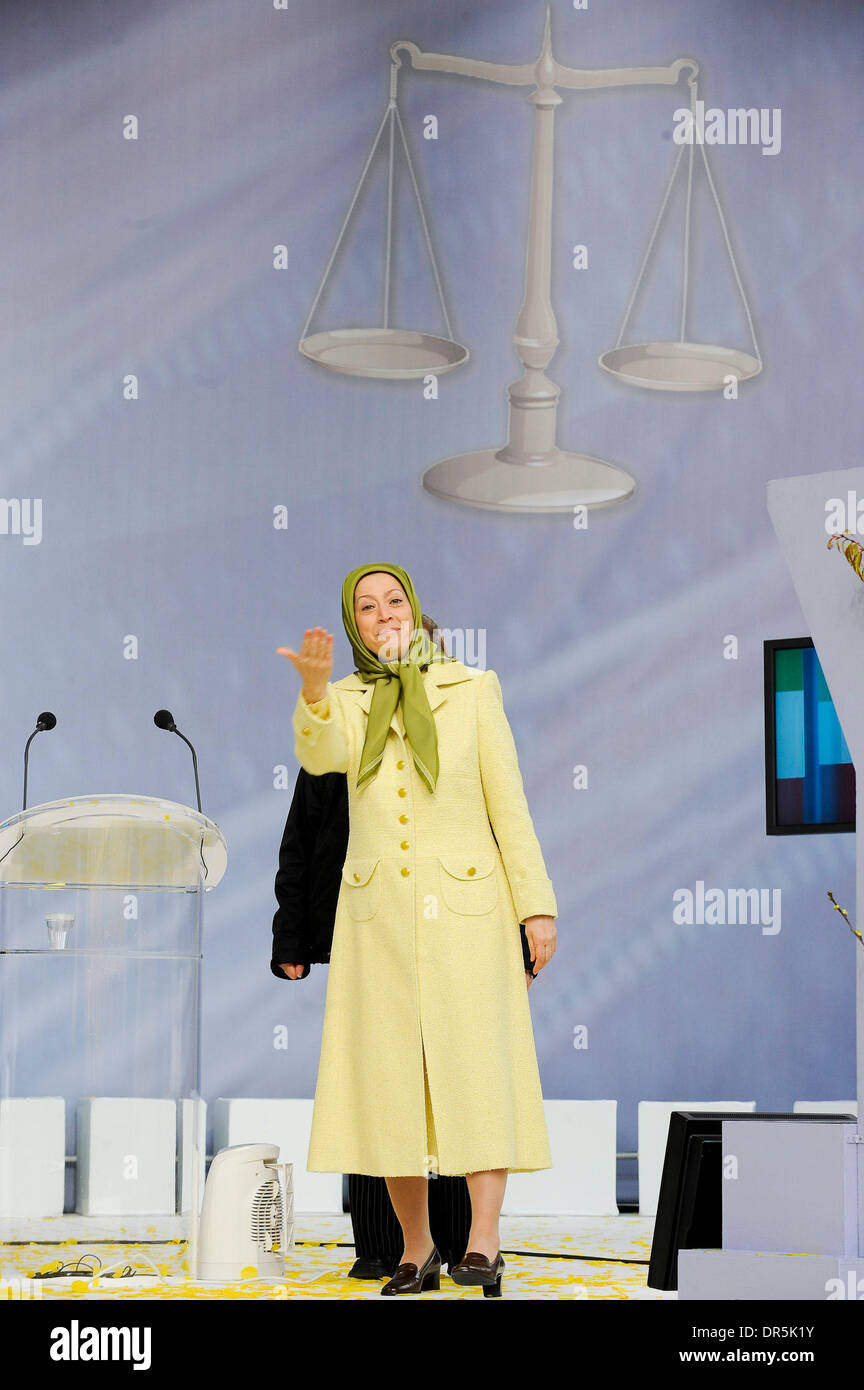 27. Januar 2009 - Brüssel, Belgien - der Präsident von der nationalen Widerstandsrat des Iran, MARYAM RAJAVI Adressierung eine Menge von etwa 1000 Menschen vor den Rat der Europäischen Union in Brüssel versammelt. Die Versammlung kommt eines Tages nach der EU-Außenminister beschlossen, die Menschen Mojahedin Organisation von Iran (PMOI), die wichtigsten iranischen Op entfernen Stockfoto