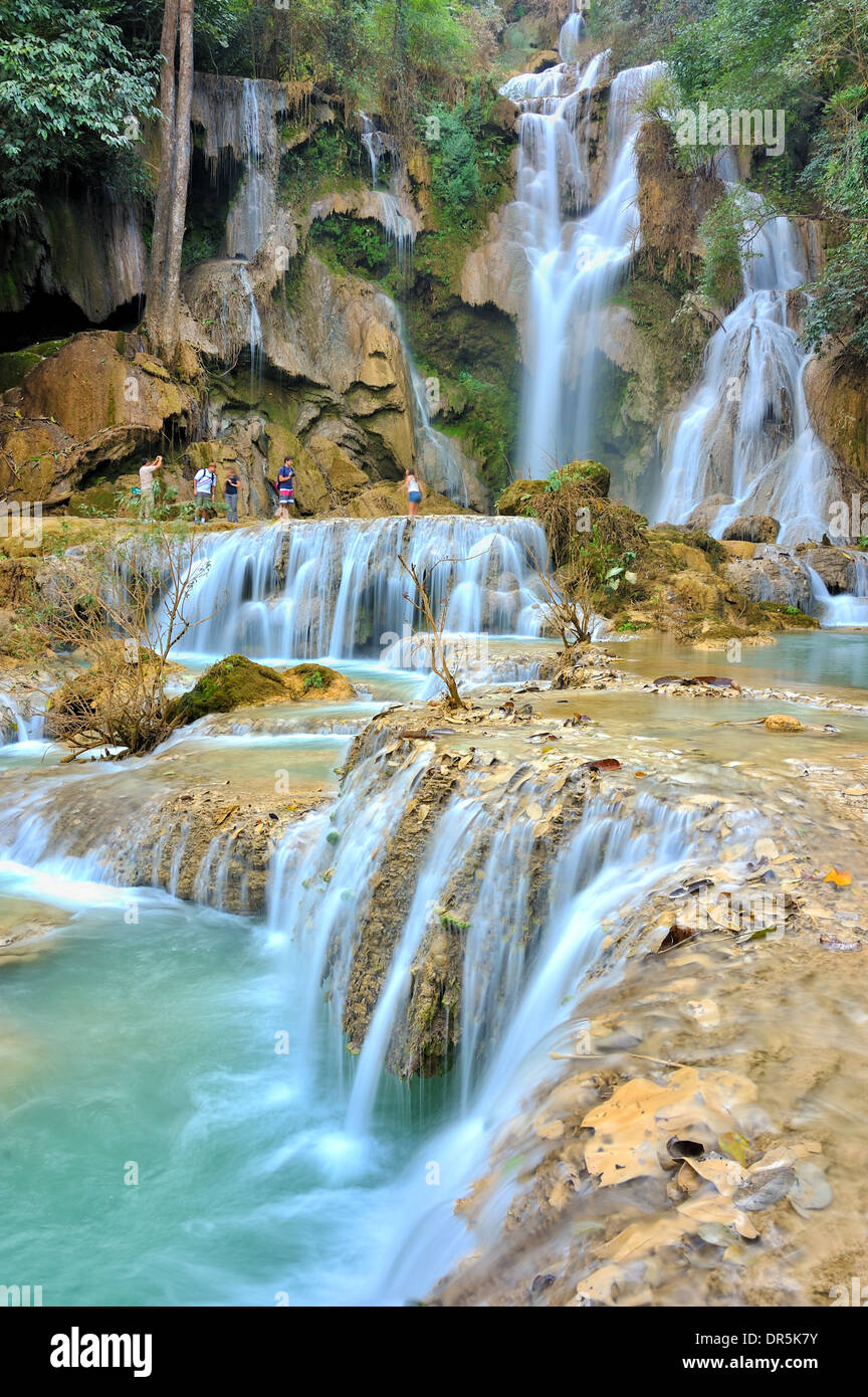 Kuang Si fällt türkis Wasser Stockfoto