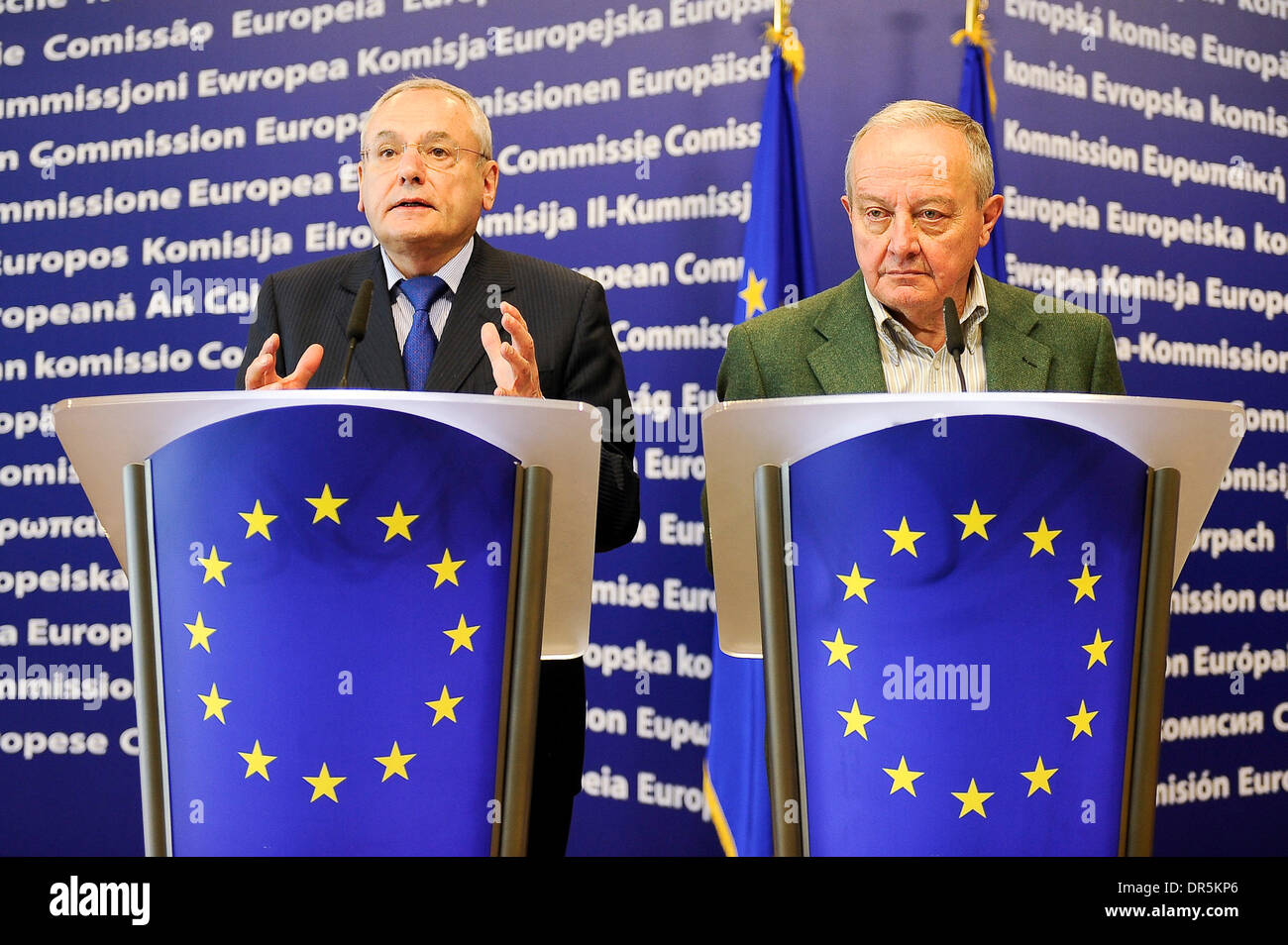 EU-Home Affairs Kommissar Vizepräsident der Europäischen Kommission, Französisch Jacques Barrot (L) und Präsident des Europäischen Wirtschafts- und Sozialausschuss (EWSA) Mario Sepi halten eine Pressekonferenz nach dem bilateralen Treffen am Sitz der Europäischen Kommission in Brüssel am 2009-04-20 Â © von Wiktor Dabkowski... Polen, (Kredit-Bild: © Wiktor Dabkowski/ZUMA Press) Stockfoto