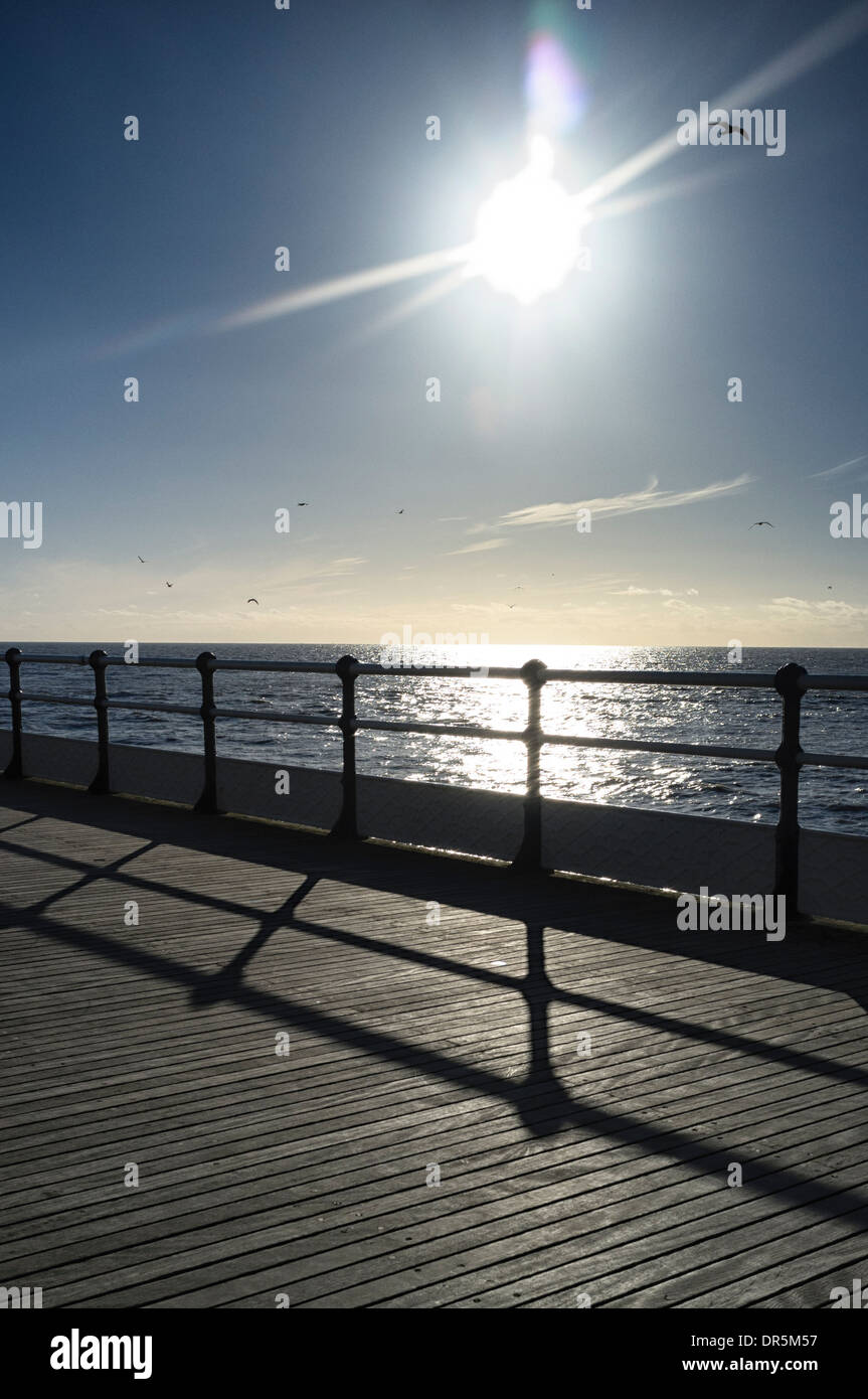 Direkt am Meer Wintersonne Schatten werfen.  Worthing. Bild von Julie Edwards Stockfoto