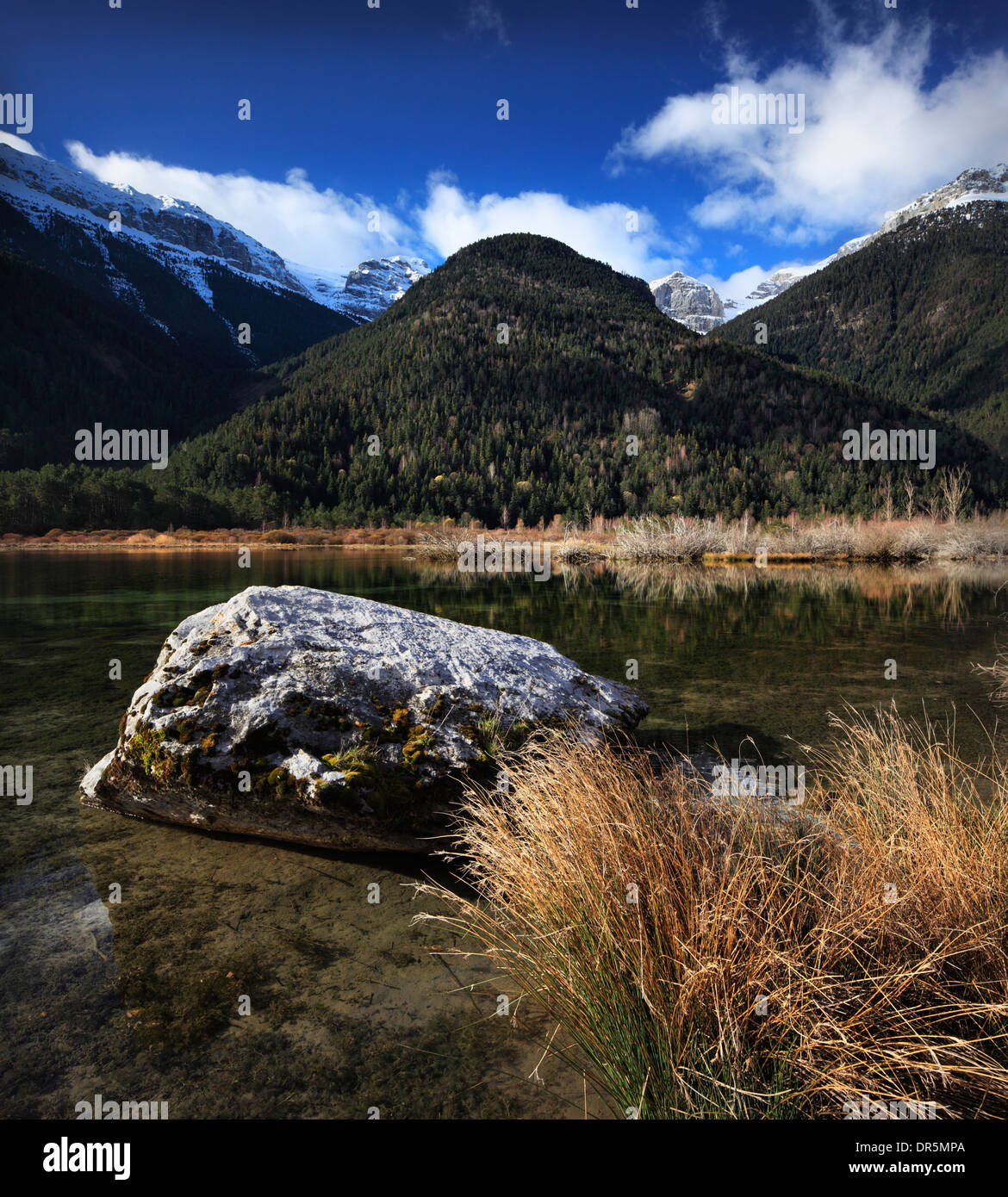 Schneebedeckte Berge rund um die Emblase de Pineta in der Region Aragón, Spanien Stockfoto