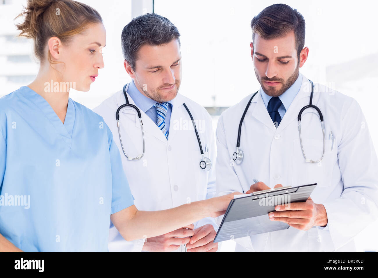 Ärzte und Chirurgen, medizinische Berichte lesen Stockfoto