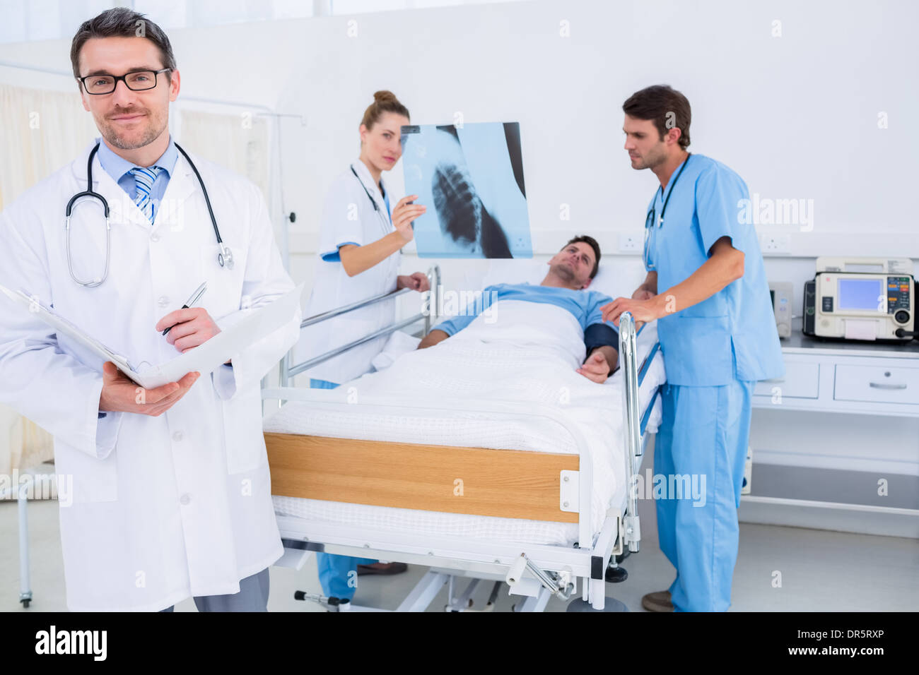 Ärzte halten Berichte von Patienten im Krankenhaus Stockfoto