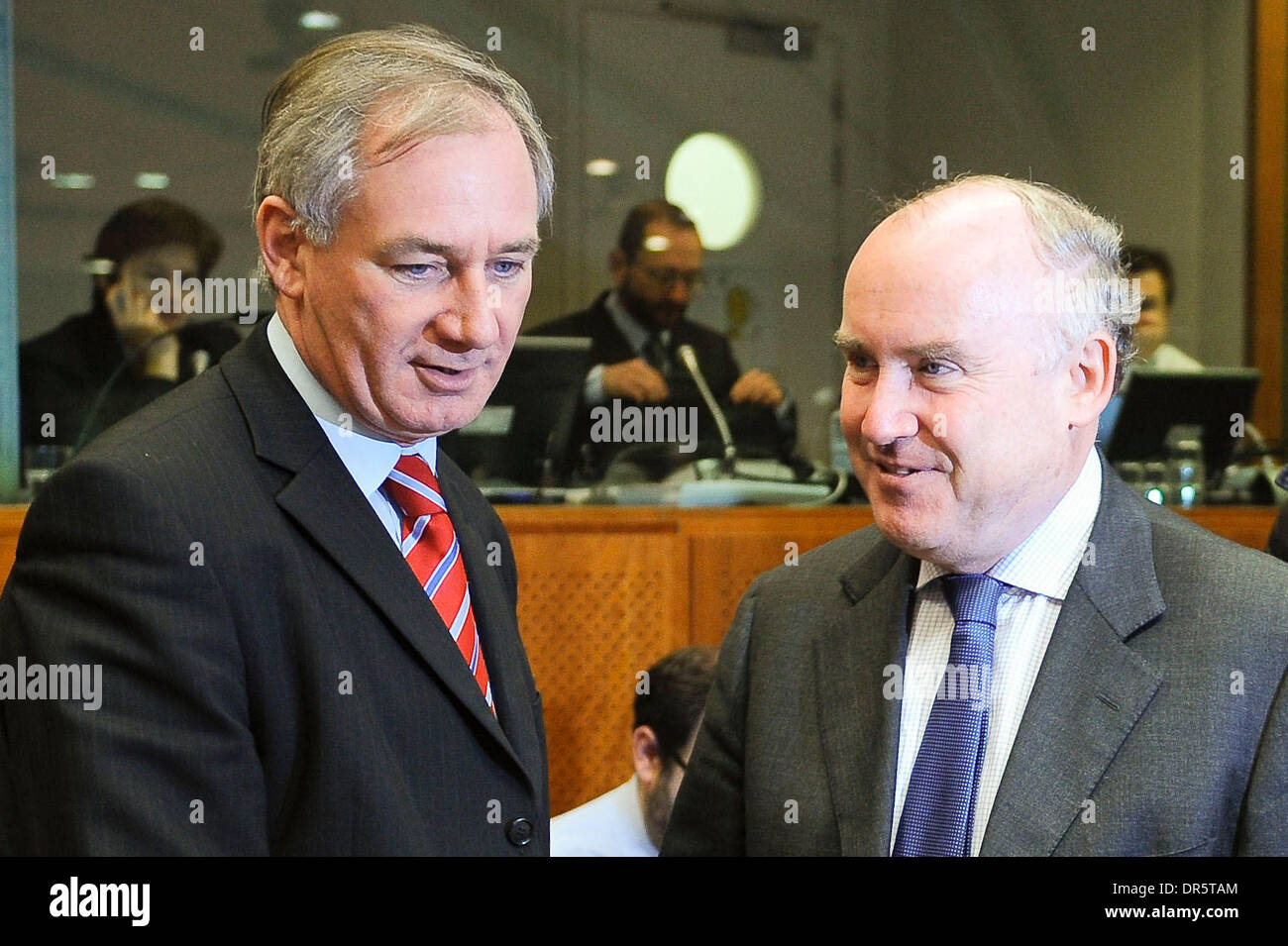 Britische Staatssekretär für Transport, plaudert mit französischer Staatssekretär für Verkehr Dominique Bussereau zu Beginn des Transport-EU-Ministerrat in Brüssel am 2009-03-30 von Wiktor Dabkowski Rt Hon Geoff Hoon MP (L)... Polen, (Kredit-Bild: © Wiktor Dabkowski/ZUMA Press) Stockfoto