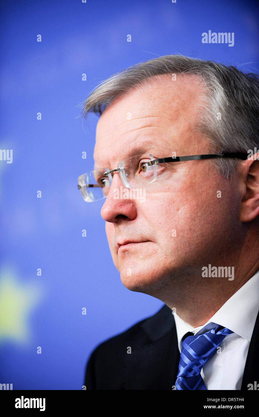 EU-Erweiterung Kommissar Olli Rehn Adressen der Medien im Rahmen einer Pressekonferenz am Ende die Tagung des EU-Allgemeine Angelegenheiten und Außenbeziehungen in Luxemburg am 2009-04-27 Â © von Wiktor Dabkowski... Polen, (Kredit-Bild: © Wiktor Dabkowski/ZUMA Press) Stockfoto