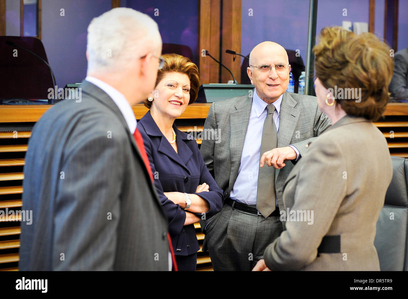 L-R) EU-Kommissar für Beschäftigung und soziale Angelegenheiten Vladimir Spidla, EU-Kommissar für Gesundheit, Androulla Vassiliou, EU-Kommissar für Umwelt, Stavros Dimas und EU-Kommissar für Wettbewerb, Neelie Kroes Chat Prerior die Tagung der Kommissare collage mit Spaniens Ministerpräsident José Luis Rodriguez Zapatero Hauptquartier der EG in in Stockfoto