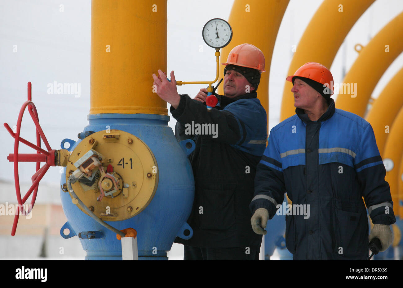 9. Januar 2009 - Belarus - Jamal-Europa-Gaspipeline. Im Bild: Gaskompressor-Station "Nesvizhskaya" auf dem Territorium von Belarus der Erdgasleitung Jamal-Europa Transit mit einer Gesamtlänge von ca. 4.000 km, die Westeuropa mit reichen Erdgas verbinden Einlagen auf der Halbinsel Jamal. (Kredit-Bild: © PhotoXpress/ZUMA Press) Einschränkungen: * Nord- und Südamerika Rechte Stockfoto