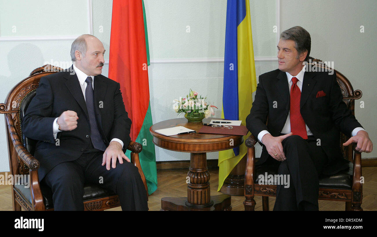 20. Januar 2009 - Kiew, Ukraine - Präsident von Belarus ALEXANDER LUKASHENKO, linke, Ukraine besucht und trifft sich mit Präsident der Ukraine VIKTOR Juschtschenko, rechts. (Kredit-Bild: © PhotoXpress/ZUMA Press) Einschränkungen: * Nord- und Südamerika Rechte nur * Stockfoto