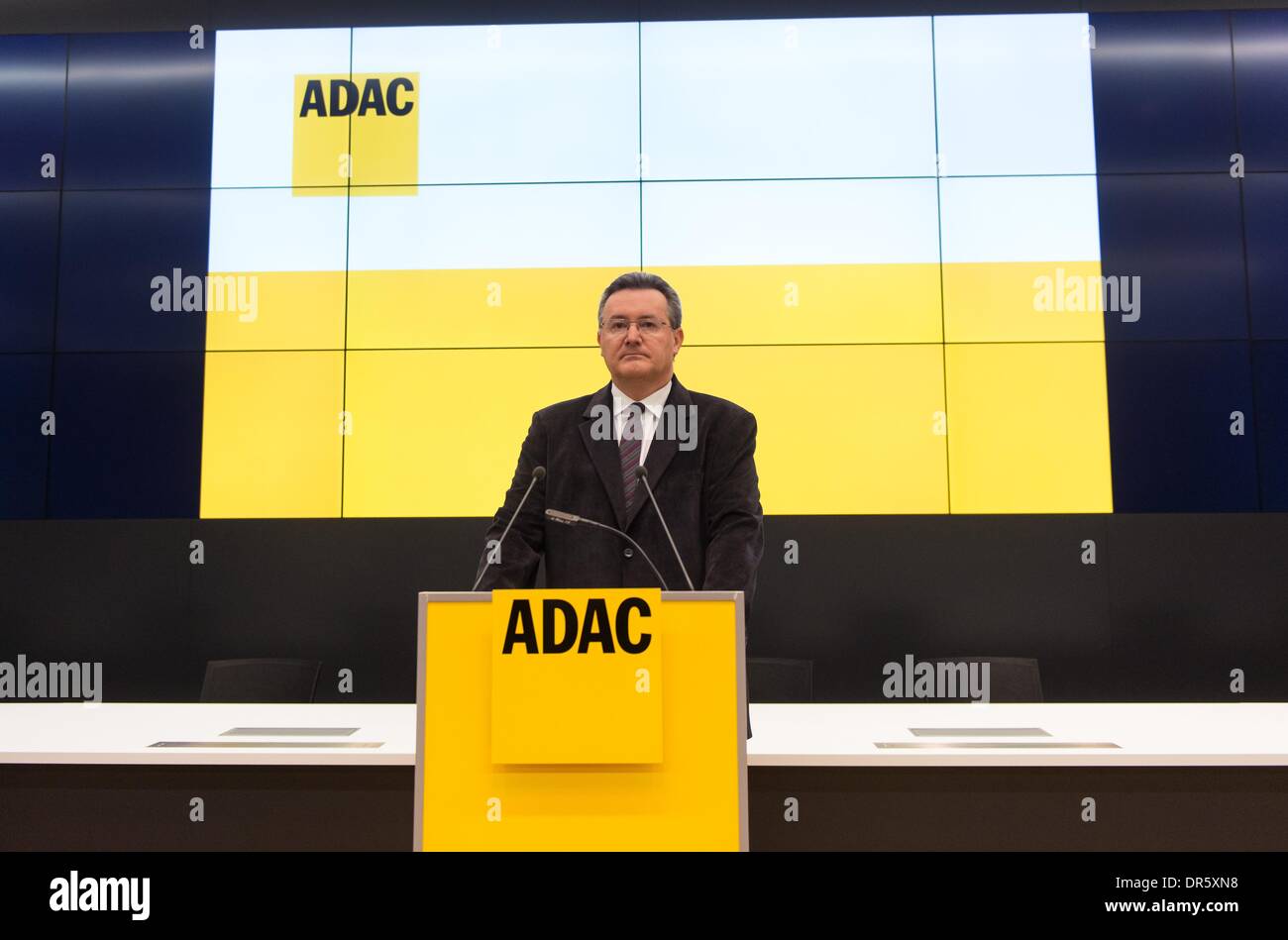 München, Deutschland. 20. Januar 2014. Vorsitzender des Vorstands der Automobilclub ADAC, Karl Obermair, eine Pressekonferenz abhalten zu den aktuellen Entwicklungen bei den "Yello Angel (Gelber Engel) Award" in der Zentrale des ADAC in München, Deutschland, 20. Januar 2014. ADAC plant organisatorische und strukturelle Veränderungen in Reaktion auf eine Manipulation-Skandal im Zusammenhang mit des ADAC Gelber Engel Award. Foto: LUKAS BARTH/Dpa/Alamy Live News Stockfoto