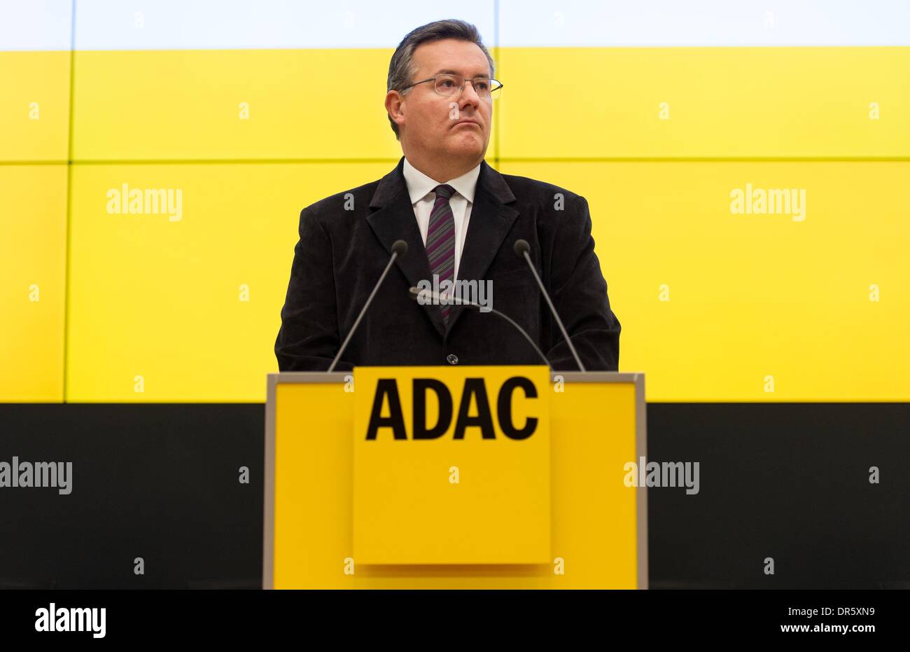 München, Deutschland. 20. Januar 2014. Vorsitzender des Vorstands der Automobilclub ADAC, Karl Obermair, eine Pressekonferenz abhalten zu den aktuellen Entwicklungen bei den "Yello Angel (Gelber Engel) Award" in der Zentrale des ADAC in München, Deutschland, 20. Januar 2014. ADAC plant organisatorische und strukturelle Veränderungen in Reaktion auf eine Manipulation-Skandal im Zusammenhang mit des ADAC Gelber Engel Award. Foto: LUKAS BARTH/Dpa/Alamy Live News Stockfoto