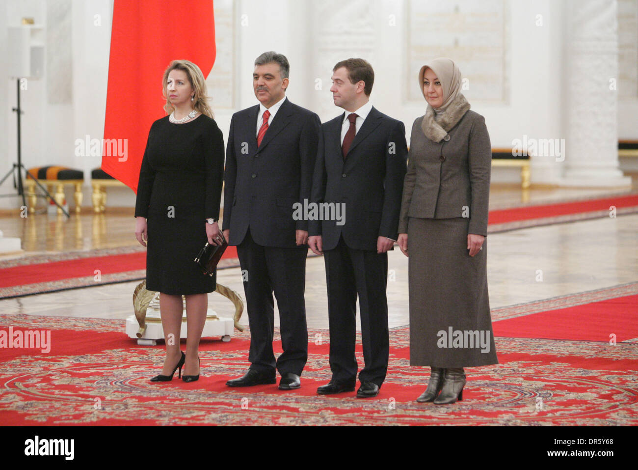 13. Februar 2009 - Moskau, Russland - Präsident von Russland DMITRY MEDVEDE und seine Frau SWETLANA MEDWEDEWA (L) bei dem Treffen im Kreml mit der türkische Präsident ABDULLAH Gül (2. von links) und türkische Präsidentengattin HAYRÜNNISA Gül. Präsident von Russland Dmitry Medvedev und Präsident der Türkei Abdullah Gül unterzeichneten eine gemeinsame Erklärung, eine neue Etappe in den Beziehungen zwischen Russland und der Türkei zu fördern Stockfoto