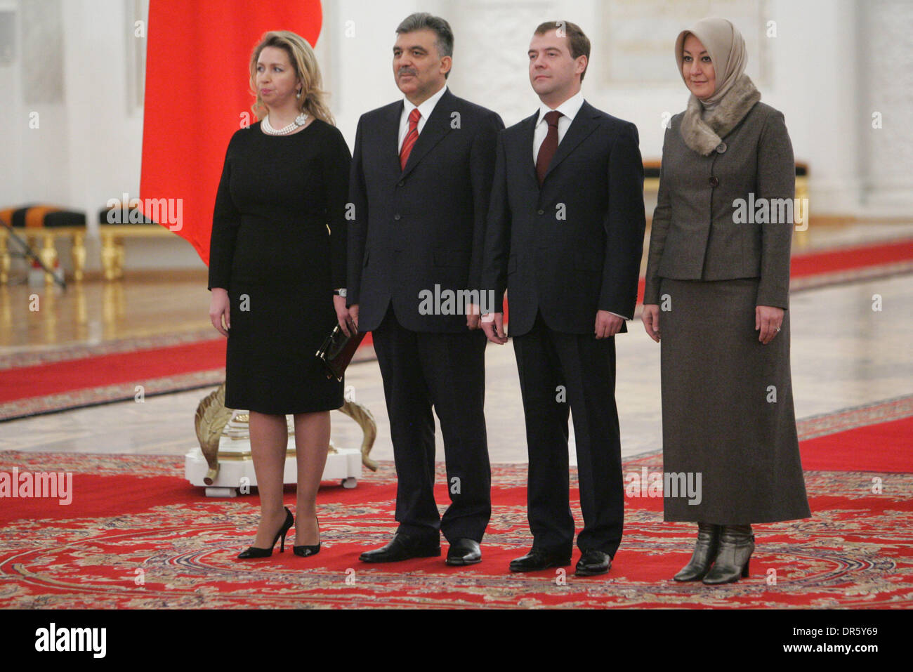 13. Februar 2009 - Moskau, Russland - Präsident von Russland DMITRY MEDVEDE und seine Frau SWETLANA MEDWEDEWA (L) bei dem Treffen im Kreml mit der türkische Präsident ABDULLAH Gül (2. von links) und türkische Präsidentengattin HAYRÜNNISA Gül. Präsident von Russland Dmitry Medvedev und Präsident der Türkei Abdullah Gül unterzeichneten eine gemeinsame Erklärung, eine neue Etappe in den Beziehungen zwischen Russland und der Türkei zu fördern Stockfoto