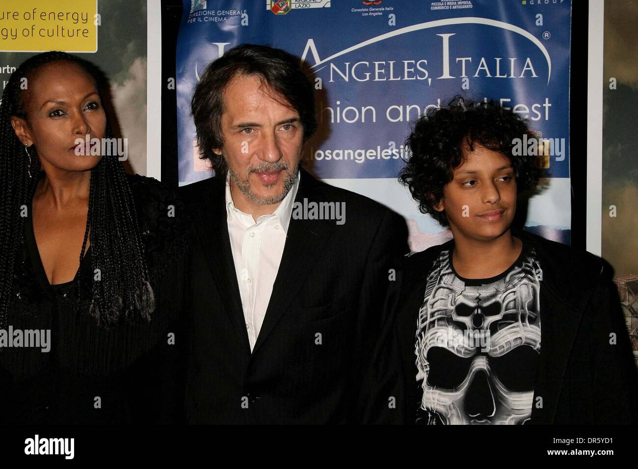 I14139CHW. DER 4. JÄHRLICHEN LOS ANGELES ITALIA FILM, FASHION UND KUNST FEST - OSCAR WOCHE CELEBRATION. MANN CHINESISCH 6 THEATER, HOLLYWOOD, CA.02/20/09.ZEUDI ARAYA CRISTALDI MIT MASSIMO SPANO UND SEINEM SOHN. Foto: CLINTON H. WALLACE-PHOTOMUNDO-GLOBE Fotos INC. (Kredit-Bild: © Clinton Wallace/Globe Photos/ZUMAPRESS.com) Stockfoto