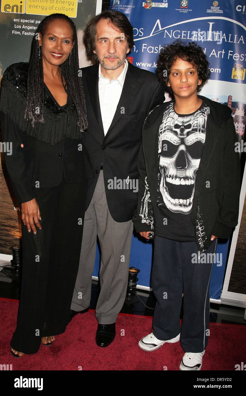 I14139CHW. DER 4. JÄHRLICHEN LOS ANGELES ITALIA FILM, FASHION UND KUNST FEST - OSCAR WOCHE CELEBRATION. MANN CHINESISCH 6 THEATER, HOLLYWOOD, CA.02/20/09.ZEUDI ARAYA CRISTALDI UND MASSIMO SPANO UND SOHN. Foto: CLINTON H. WALLACE-PHOTOMUNDO-GLOBE Fotos INC. (Kredit-Bild: © Clinton Wallace/Globe Photos/ZUMAPRESS.com) Stockfoto