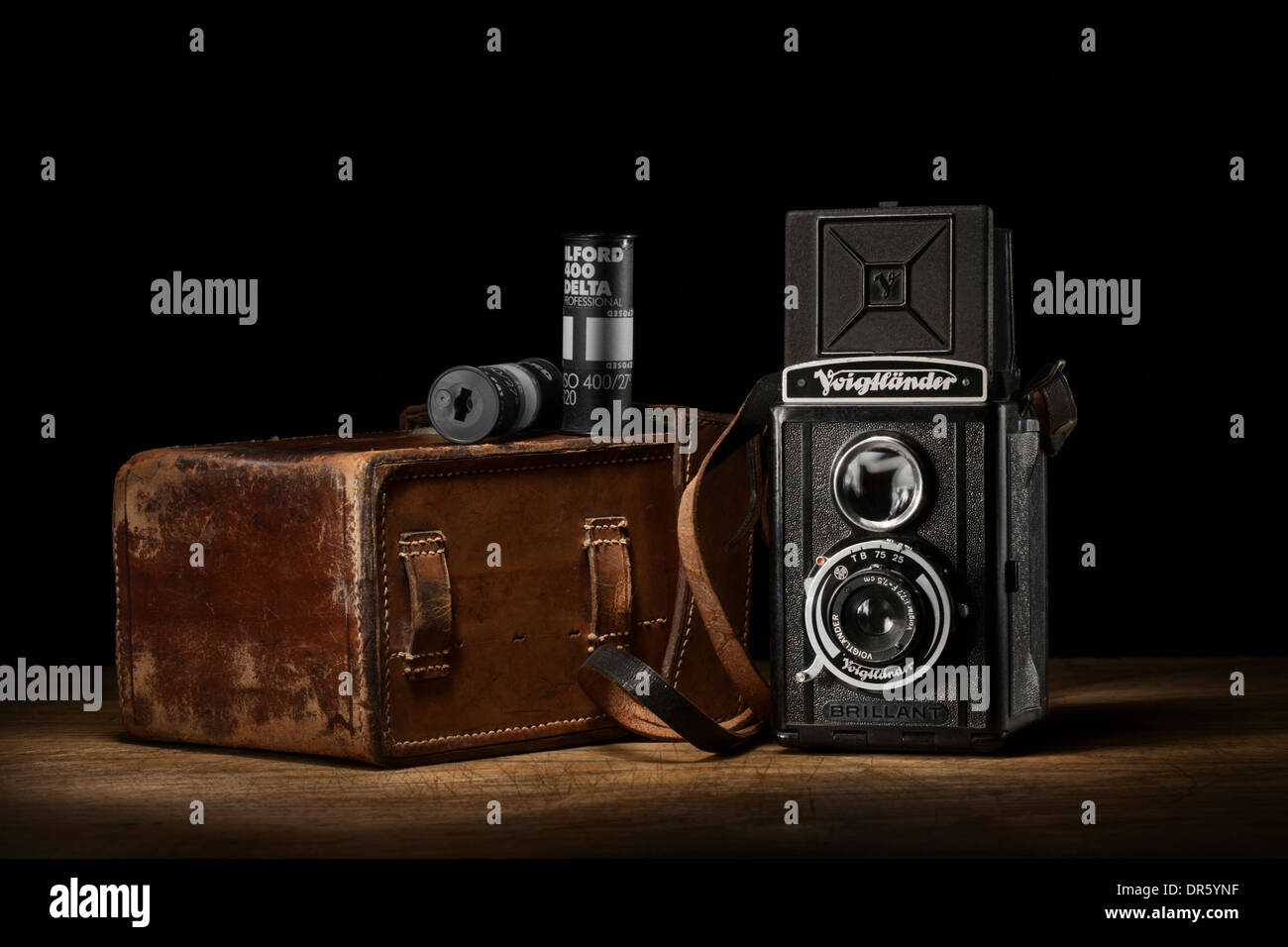 Vintage Voigtländer brillant-Kamera mit Ledertasche und Roll-Filme. Stockfoto