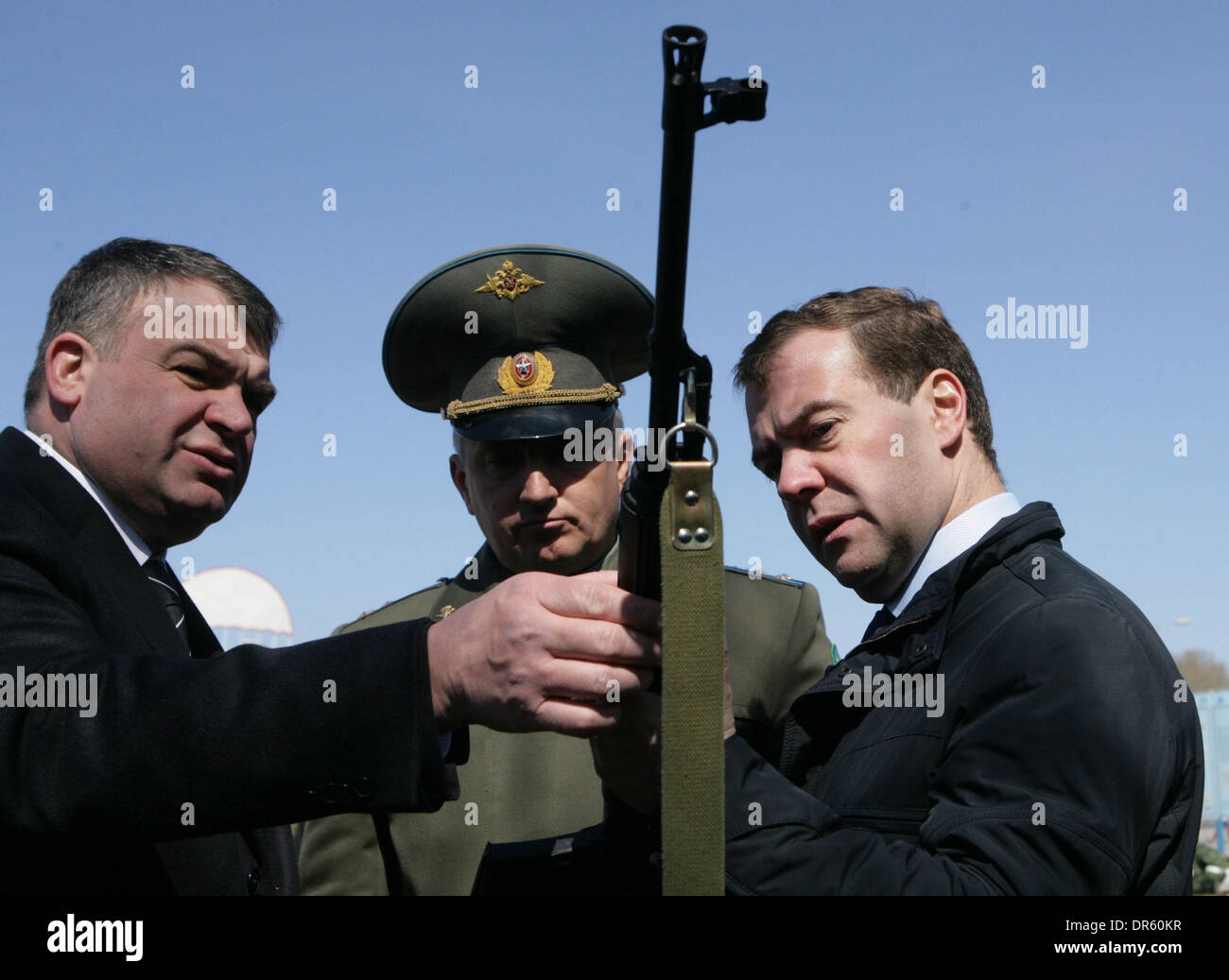 22. April 2009 - Ryazan, Russland - Präsident von Russland DMITRY MEDVEDEV checkt ein Scharfschützengewehr, während russische Verteidigung Minister Anatoli SERDJUKOW (L) aussehen auf bei einem Besuch in Ryazan Fallschirmjäger Militärakademie. (Kredit-Bild: © PhotoXpress/ZUMA Press) Stockfoto