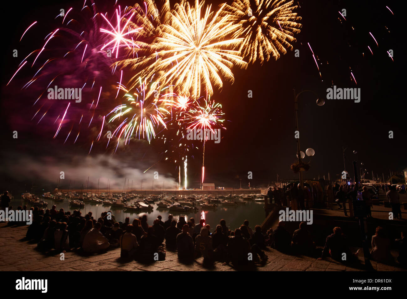 Frankreich, Bretagne, Bicnic, Feuerwerk am Hafen am französischen Nationalfeiertag Stockfoto