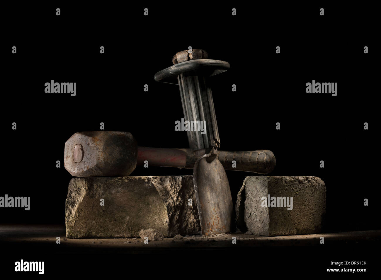 Des Erbauers Lump Hammer und Kropf ruht auf dem Beton Ziegel. Stockfoto