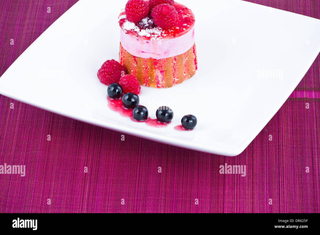 Süße Erdbeeren und Brombeeren auf weißen Teller Stockfoto