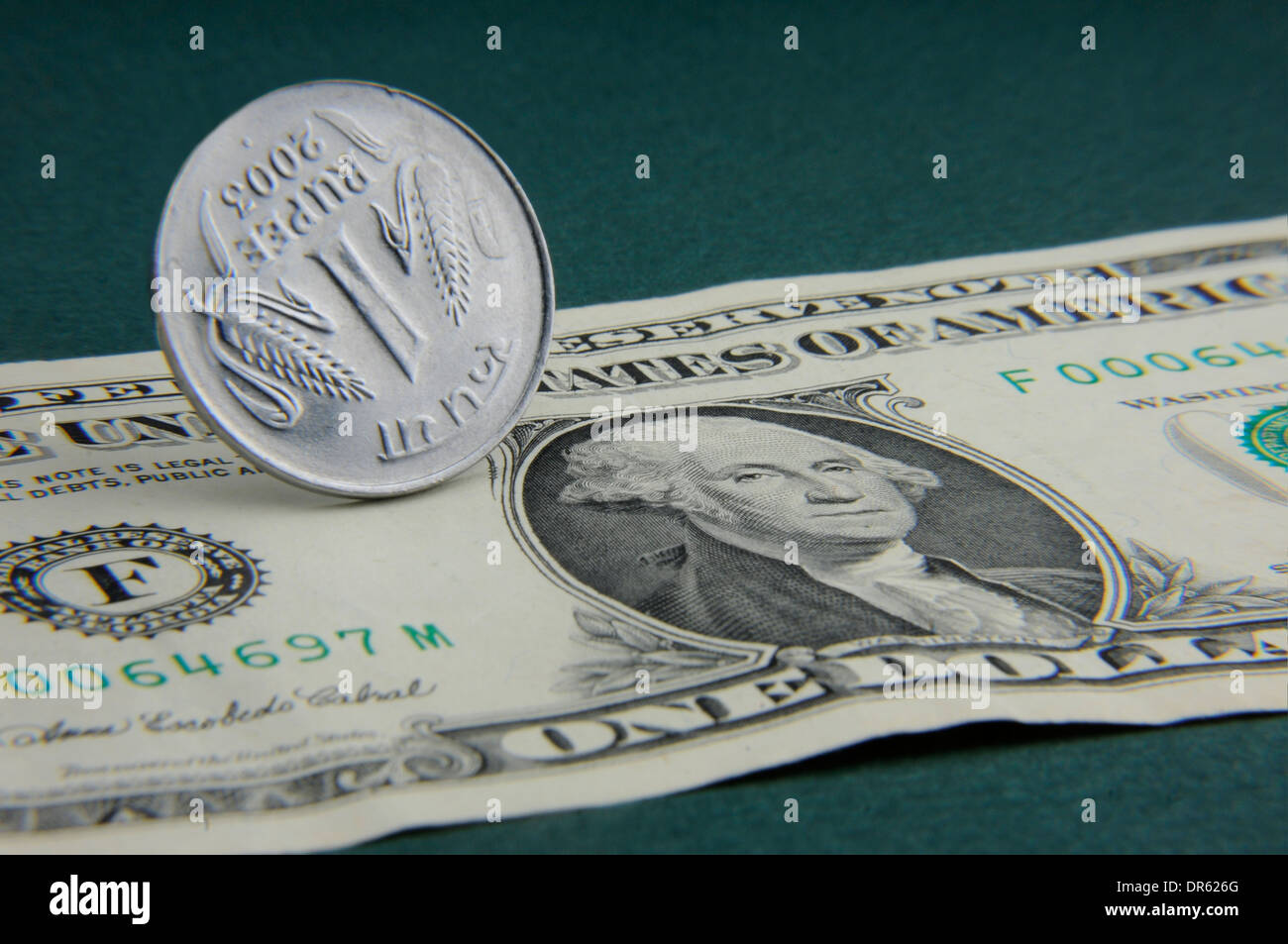 US-Dollar und eine Rupie-Münze Stockfoto