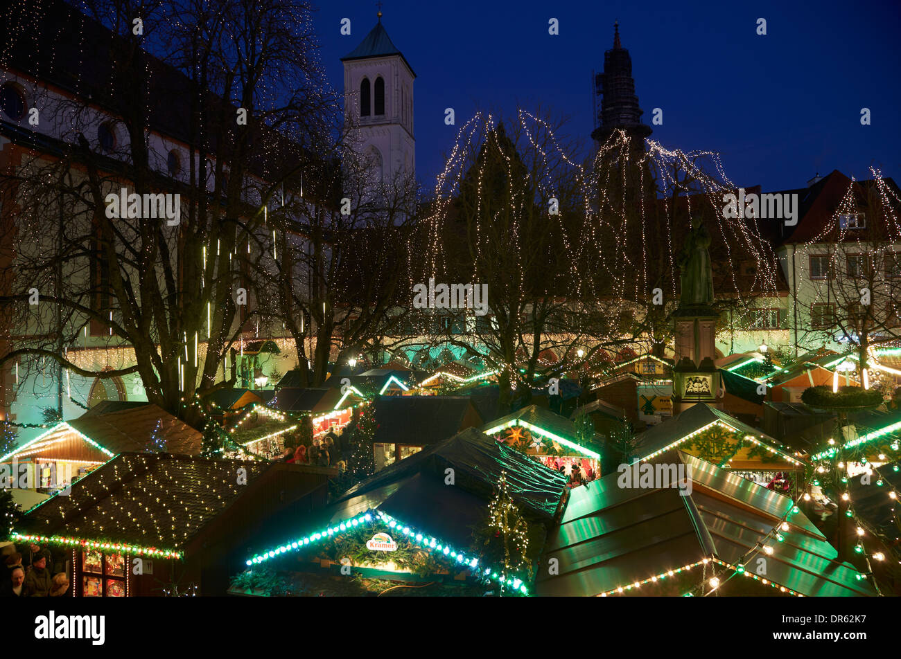Deutschland, Baden-Württemberg, Freiburg, aufgehellt Weihnachtsmarkt auf dem Rathausplatz in der Dämmerung Stockfoto