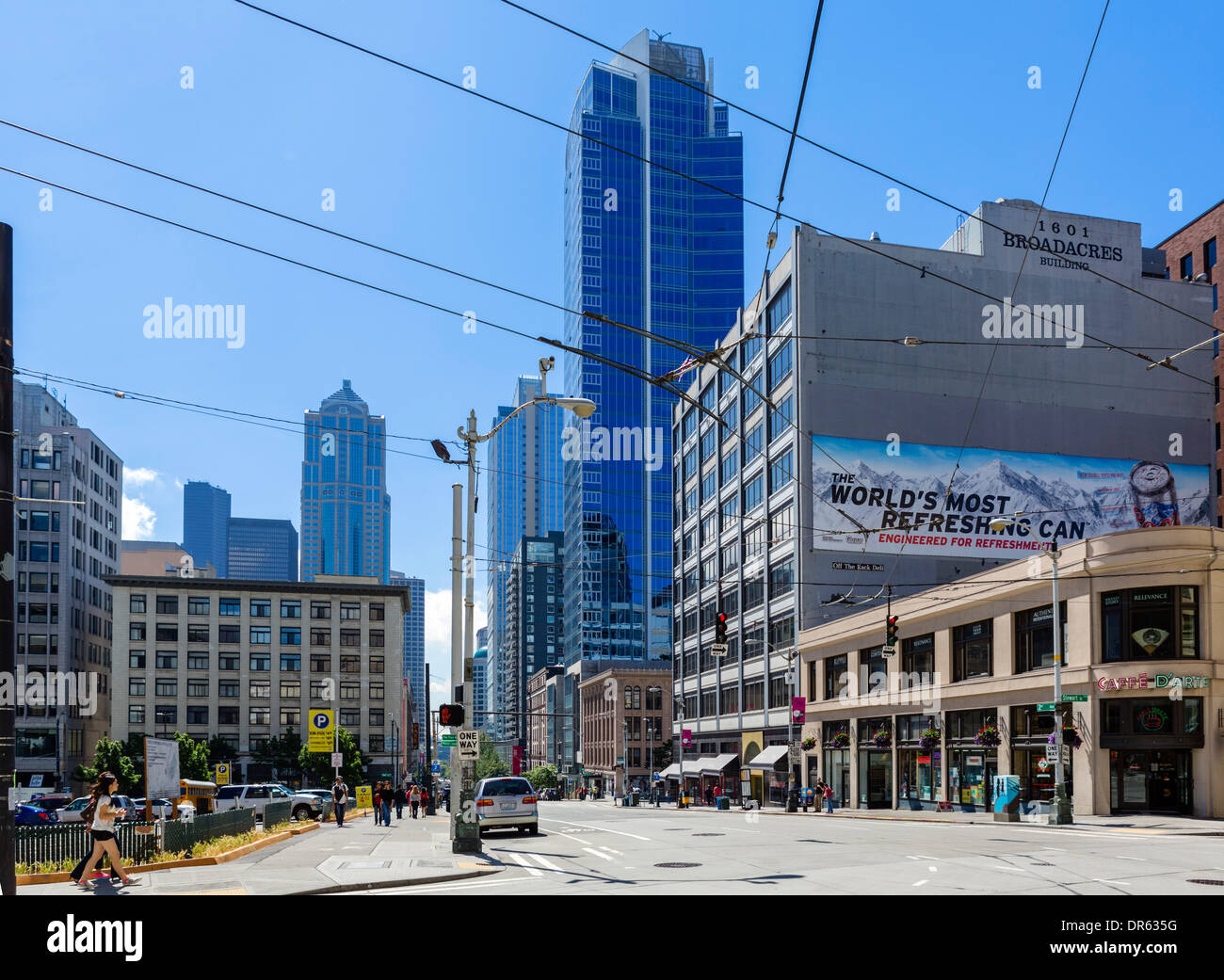 Zeigen Sie auf der 2nd Avenue an der Kreuzung mit der Stewart Street in der Innenstadt von Seattle, Washington, USA an Stockfoto