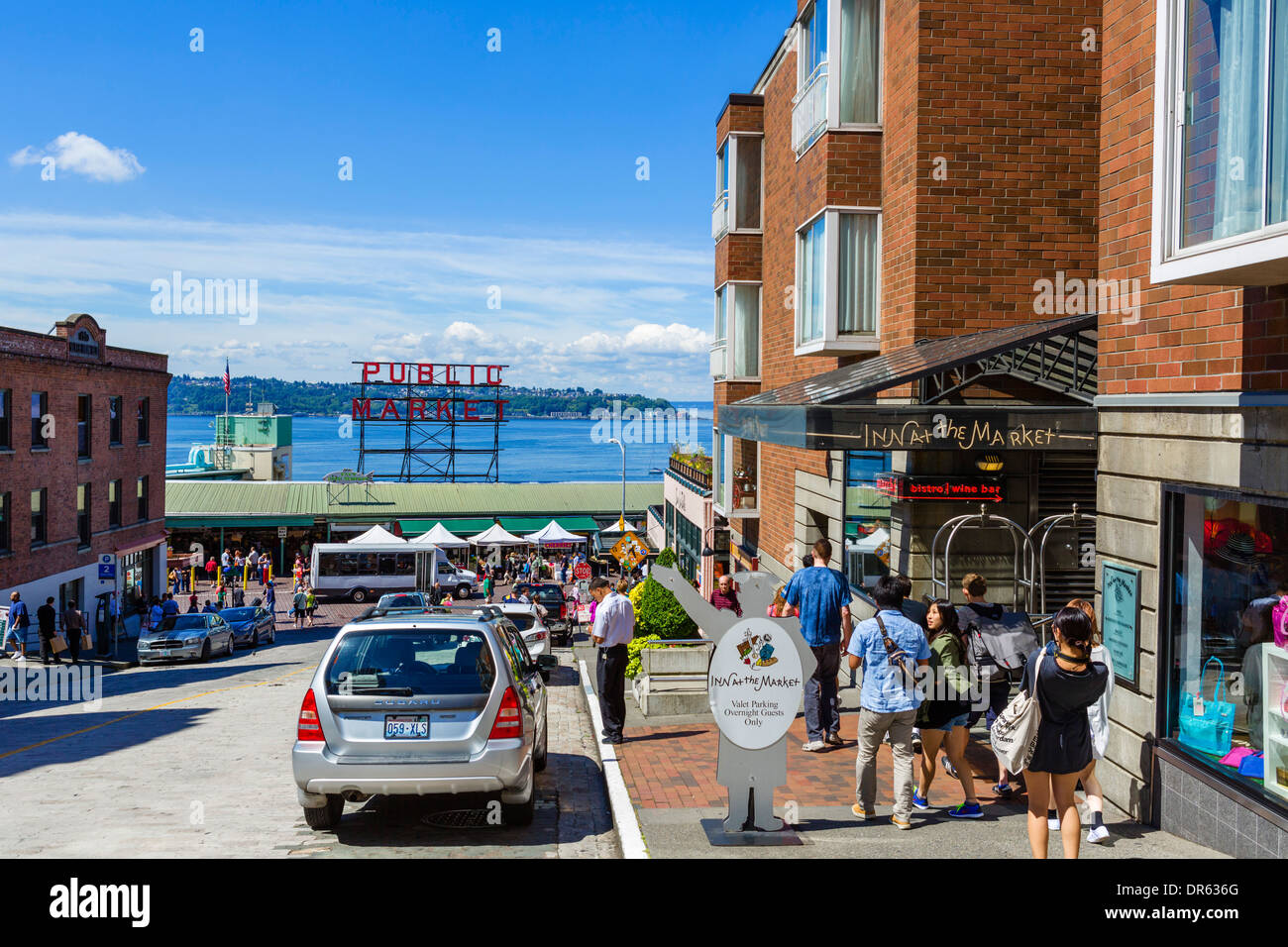 Zeigen Sie nach unten Pine Street von Pike Place Market Inn am Markt im Vordergrund, Seattle, Washington, USA an Stockfoto