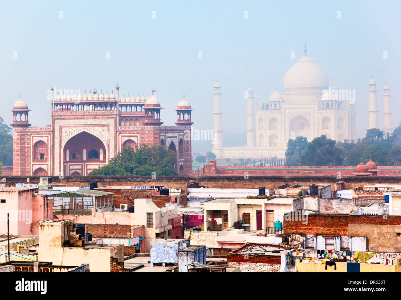 Wohnviertel in Agra mit großen Tor (Darwaza-i Rauza) und Taj Mahal als Kulisse Stockfoto