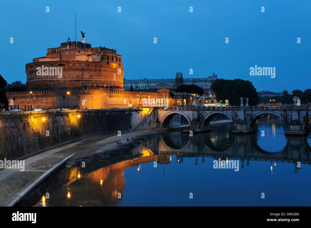 Sant.Angelo Brücke und Schloss St. Angelo bei Nacht, Rom, Italien Stockfoto