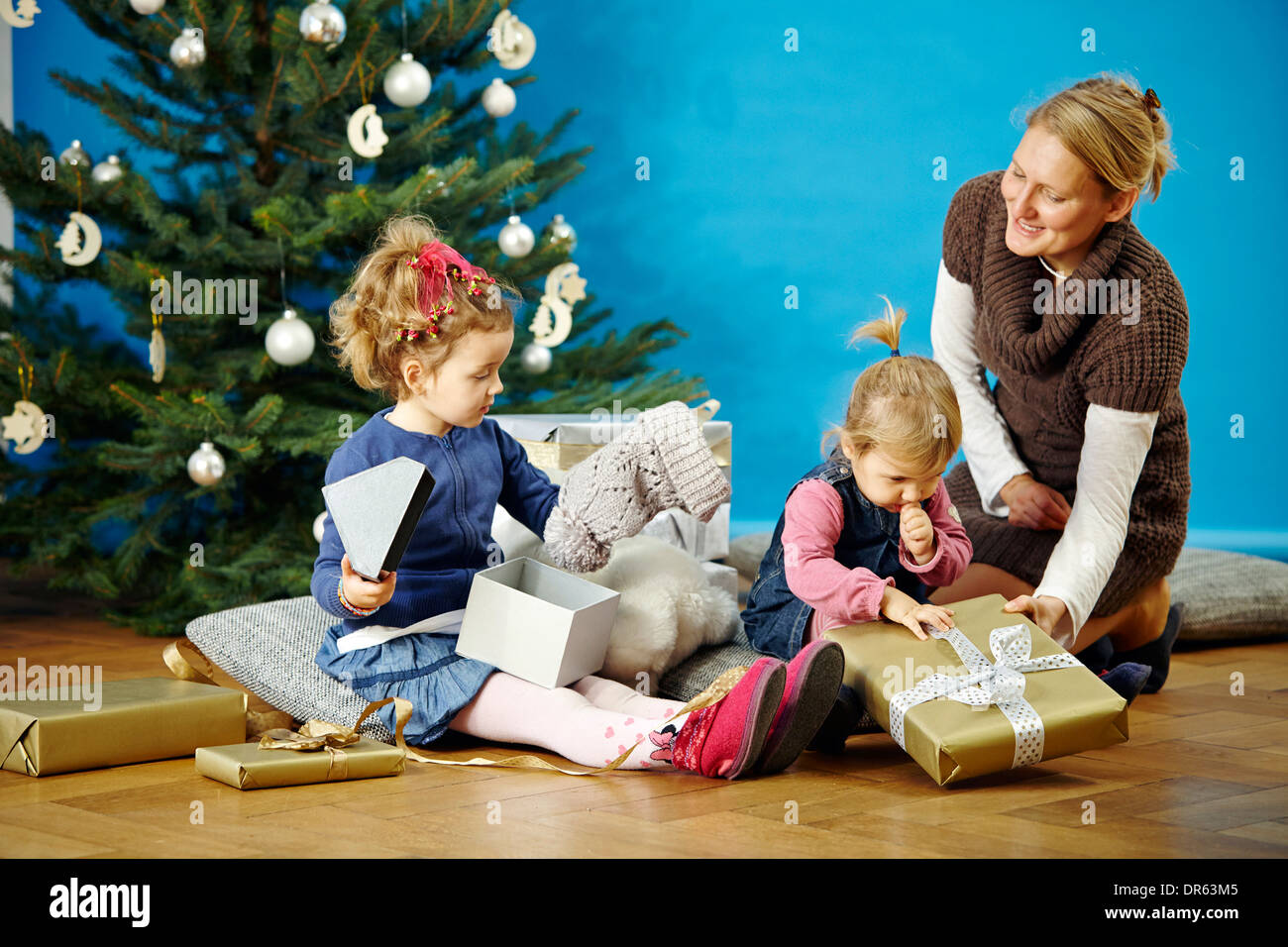 Familie mit Kindern an Heiligabend, München, Bayern, Deutschland Stockfoto