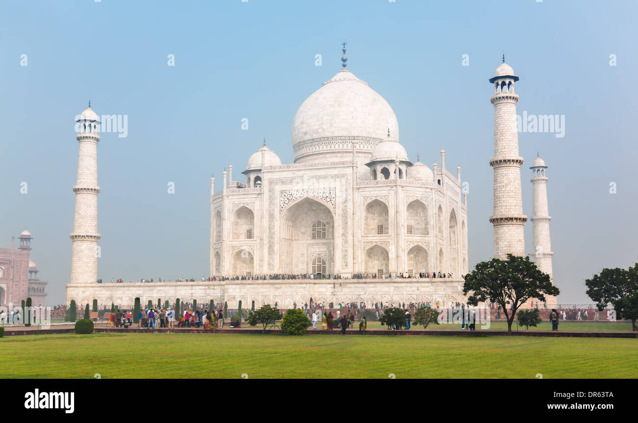 Massen von Touristen um Taj Mahal an einem sonnigen Tag Stockfoto