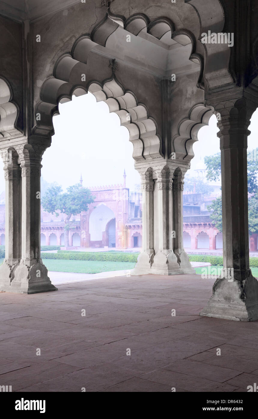 Unter dem Dach der Säule Gallery in Agra Fort, Uttar Pradesh, Indien Stockfoto
