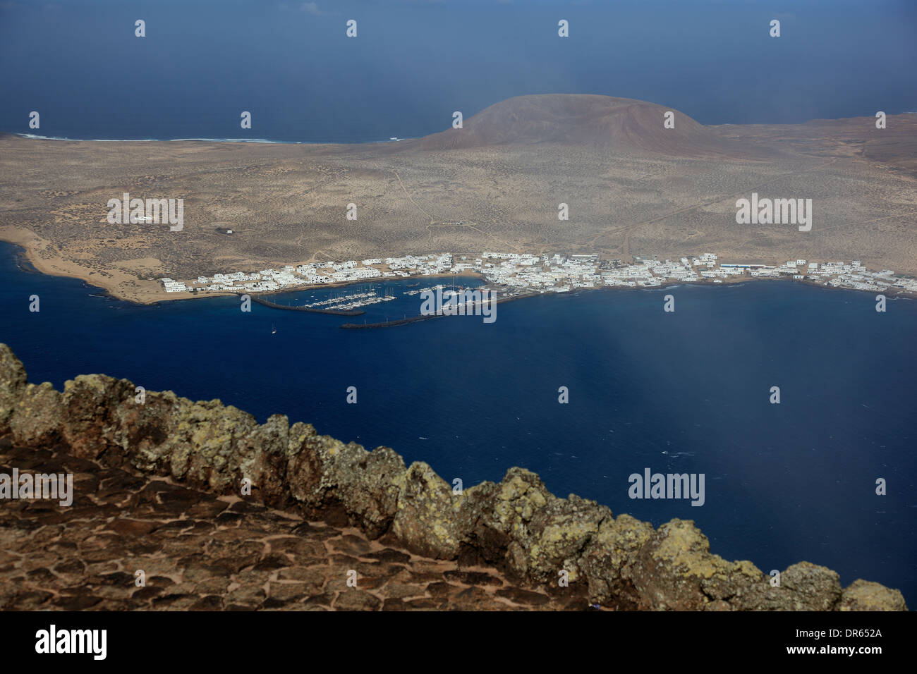 Blick auf die Insel La Graciosa im Norden von Lanzarote, Kanarische Inseln, Kanaren, Spanien Stockfoto