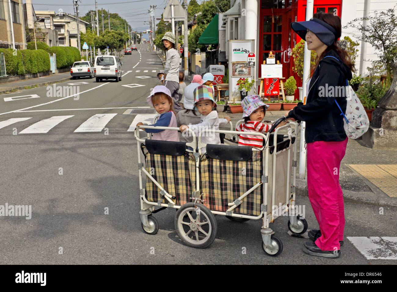 Öffentliche Verkehrsmittel für japanische Kleinkinder, Kyoto, Japan. Stockfoto