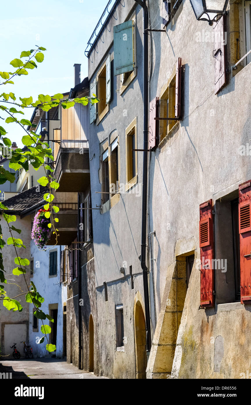 Farbige Fensterläden auf Stuck Wände von Häusern in einer ruhigen Straße Stockfoto
