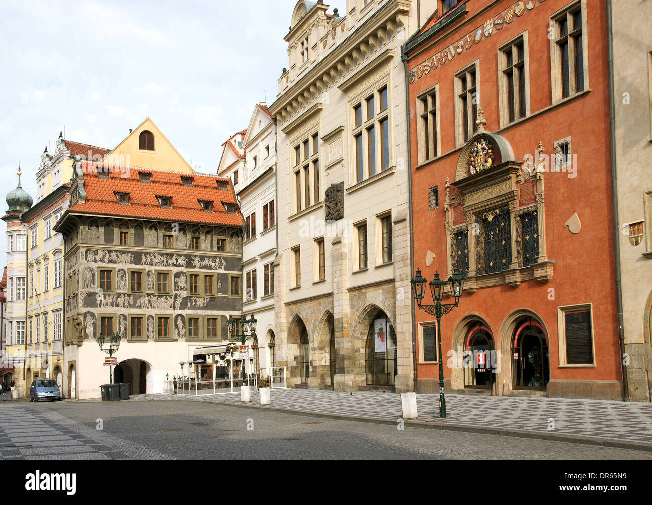 Tschechische Republik. Prag. Altstädter Ring. (Stare Mesto). Das alte Rathaus (rechts) und The House in der Minute. Stockfoto