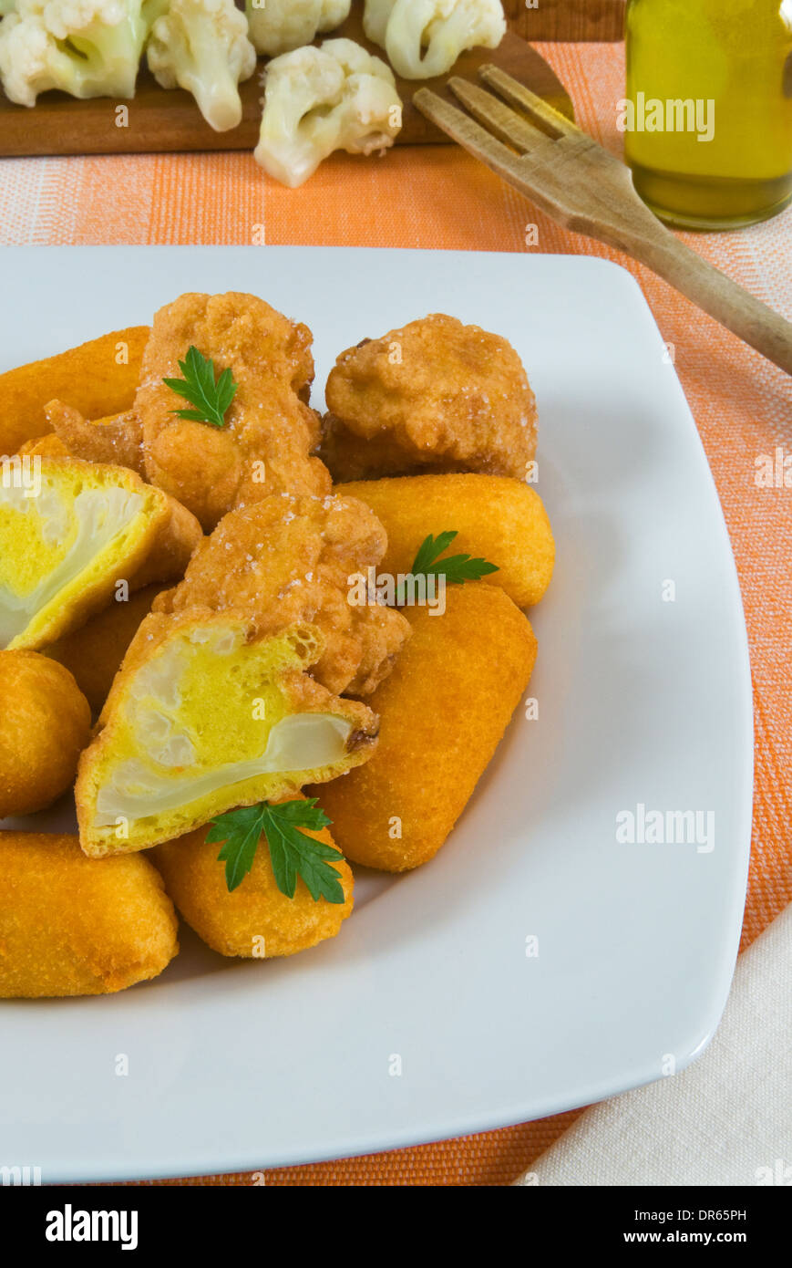 Kroketten mit Blumenkohl-Püree und gebratenem Blumenkohl Stockfoto