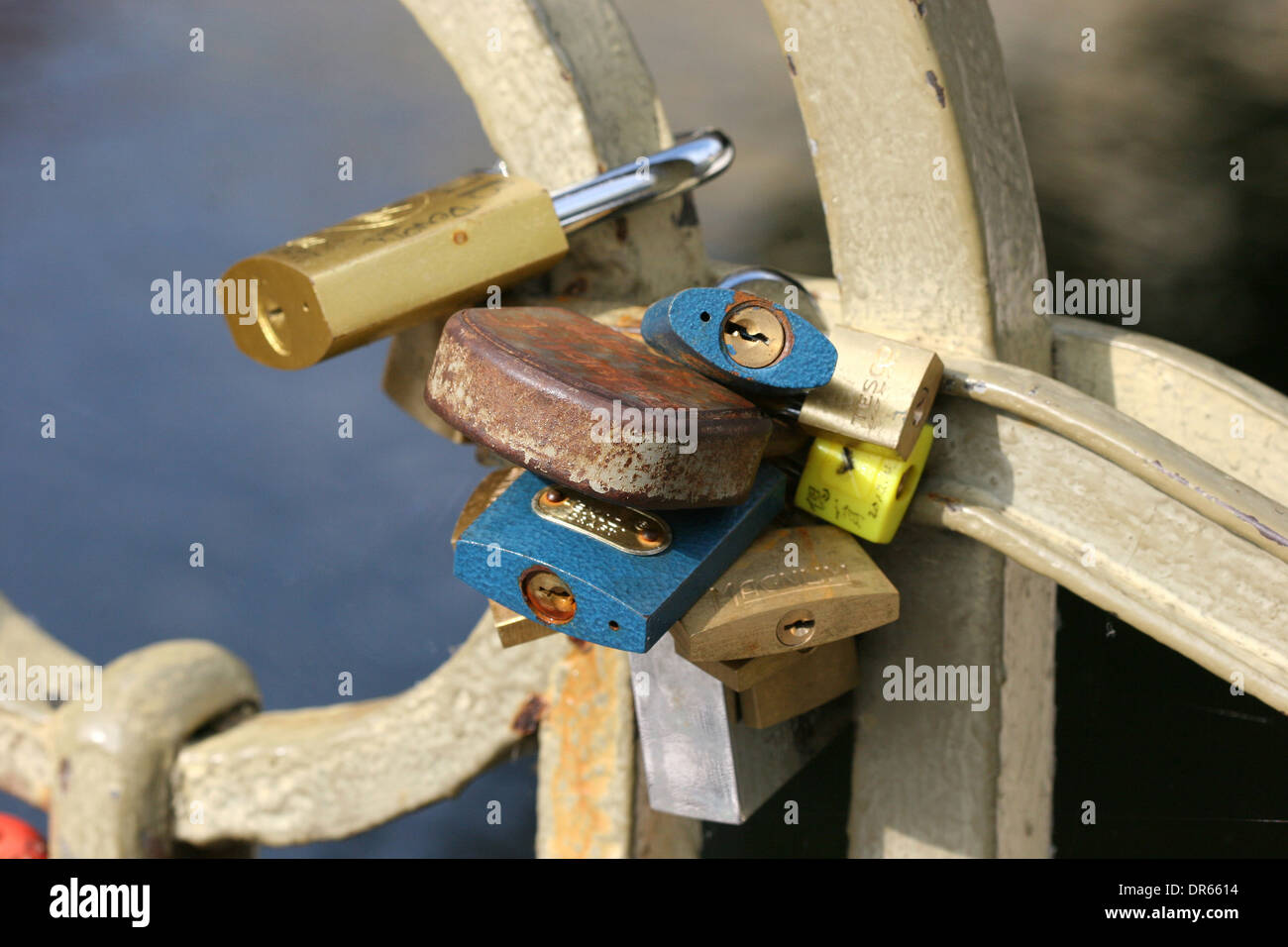 Tschechische Republik. Prag. Kanal. Lesser Town (Mala Strana) Detail Vorhängeschloss, Symbol der Liebe. Stockfoto