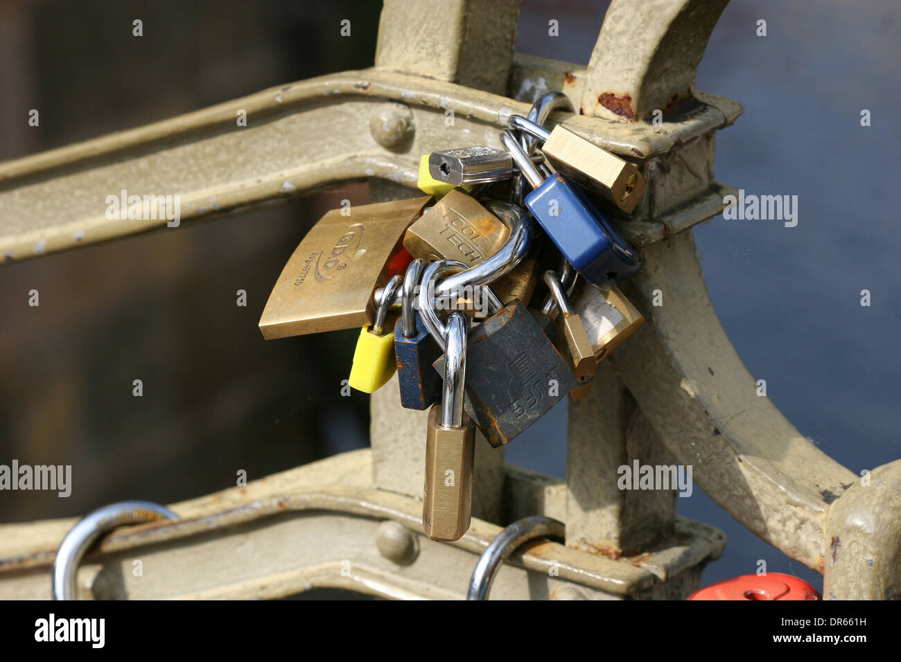 Tschechische Republik. Prag. Kanal. Lesser Town (Mala Strana) Detail Vorhängeschloss, Symbol der Liebe. Stockfoto