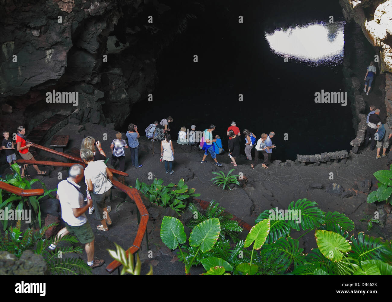 Touristen vor dem Teich mit den weißen Krebsen in der Jameos del Agua, in das Lavafeld des Volcan De La Corona, Lanzaro Stockfoto