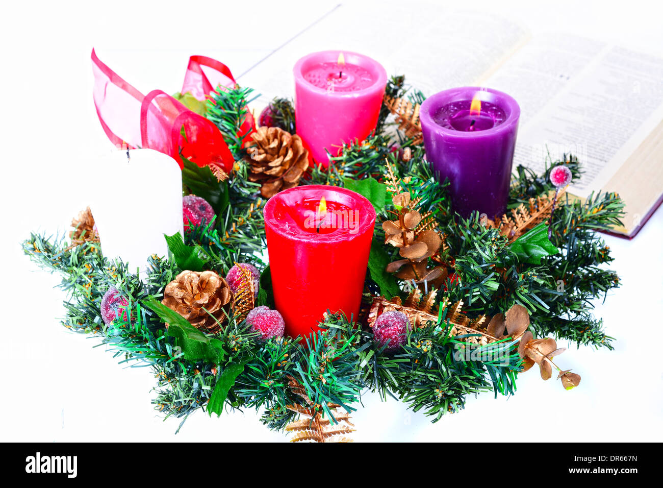 Advent-Krone mit Kerzen auf einem weißen Hintergrund isoliert Stockfoto