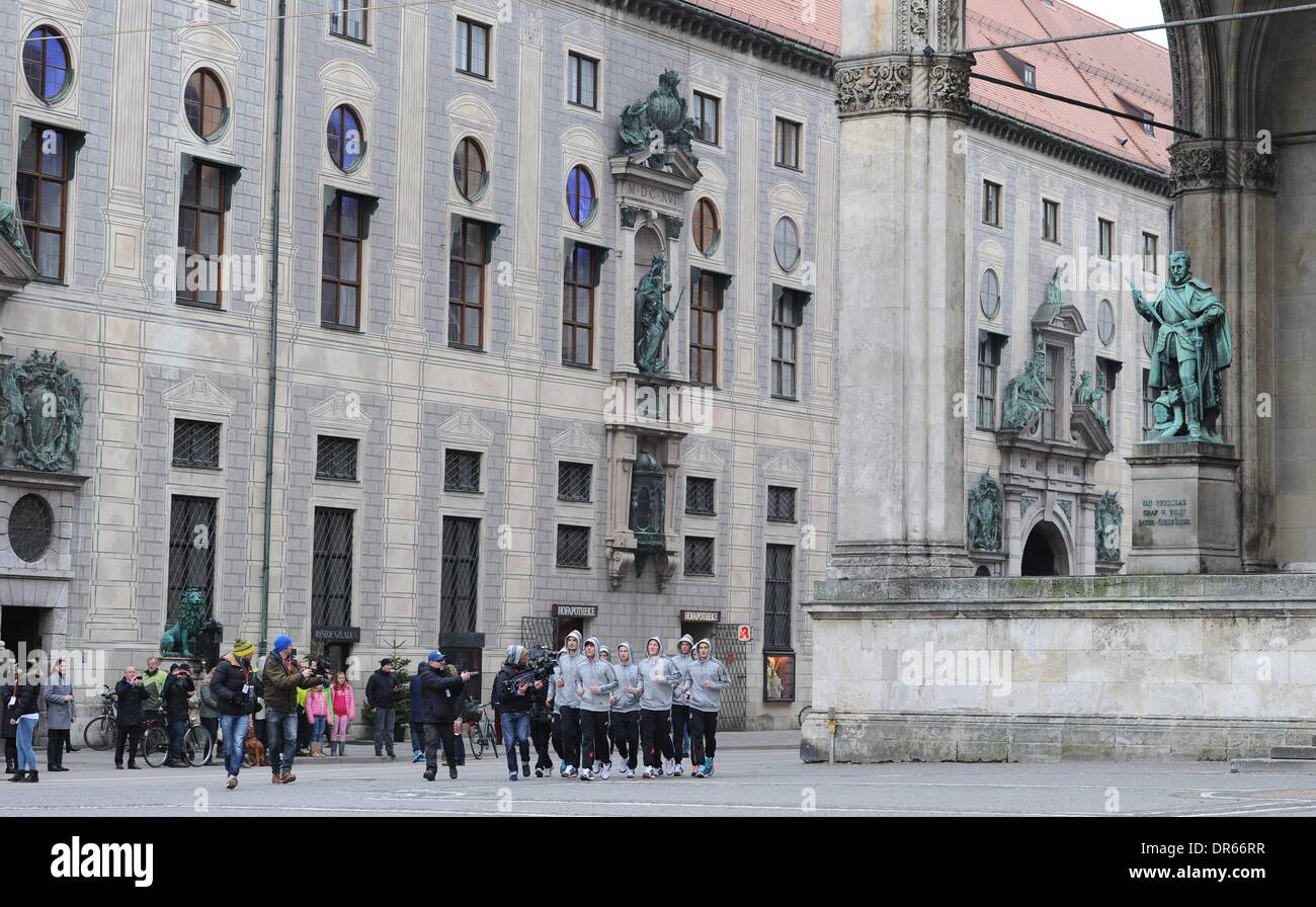 München, Deutschland. 20. Januar 2014. Die deutsche Fußball-Nationalmannschaft läuft vor der Kamera während der marketing-Activitates in München / Deutschland Kreditkarte: Norbert Schmidt/Alamy Live News Stockfoto